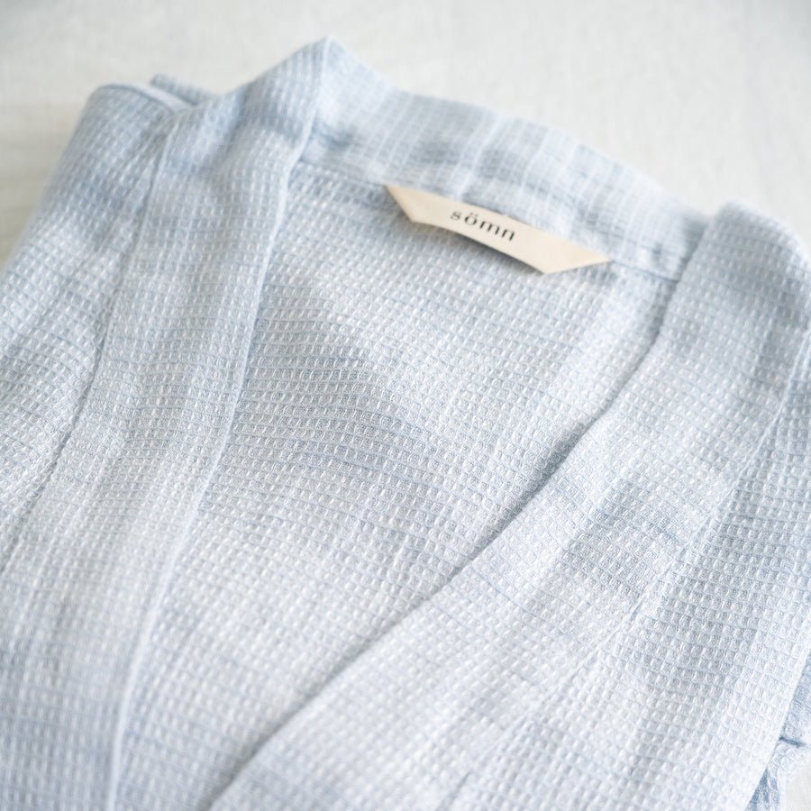 A detail picture of the waffle bathrobe with Sömn hang tag 